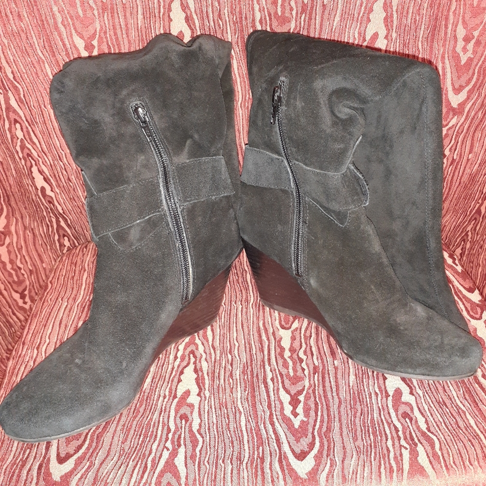 BCBG ENERATIC WOMEN'S LEATHER KNEE HIGH WEDGE BOOTS SIZE 7 1/2B 37 1/2